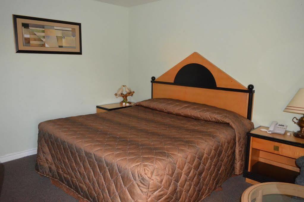 Kitchener Motel Bagian luar foto